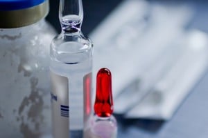 Lote del antibiótico Clindamicina Klonal, utilizado para tratar infecciones severas.