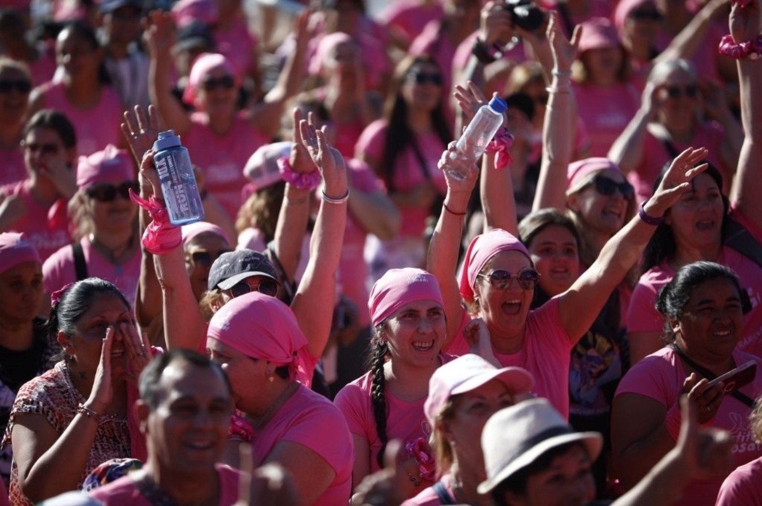 Santafesinos participaron de la jornada “Vestite de Rosa” para promover la detección temprana del cáncer de mama. 