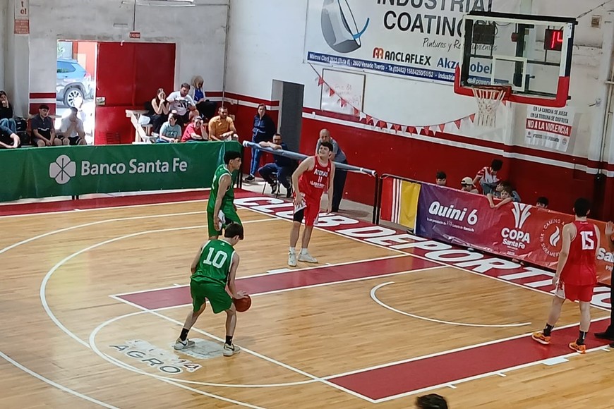 Sportmen Unidos de Rosario ante Deportivo Atenas de Venado Tuerto.