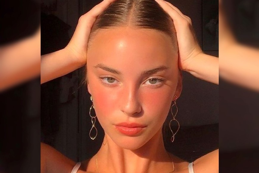 El Dewy Skin aporta un brillo natural que resalta la juventud de la piel.