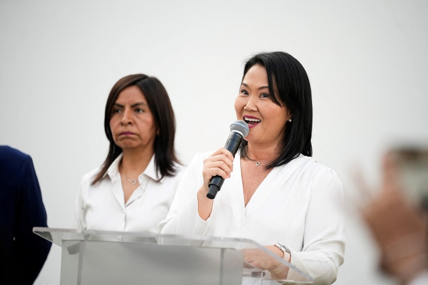 Keiko Fujimori, leader of the Fuerza Popular (Popular Force) political party, attends a press conference with her lawyer Giulliana Loza after a judge dismissed the "Cocteles" (Cocktails) case against Fujimori, in Lima, Peru, October 20, 2025. REUTERS/Angela Ponce