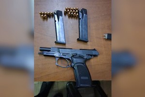 La pistola incautada, considerada arma de fuego de guerra. Foto: El Litoral
