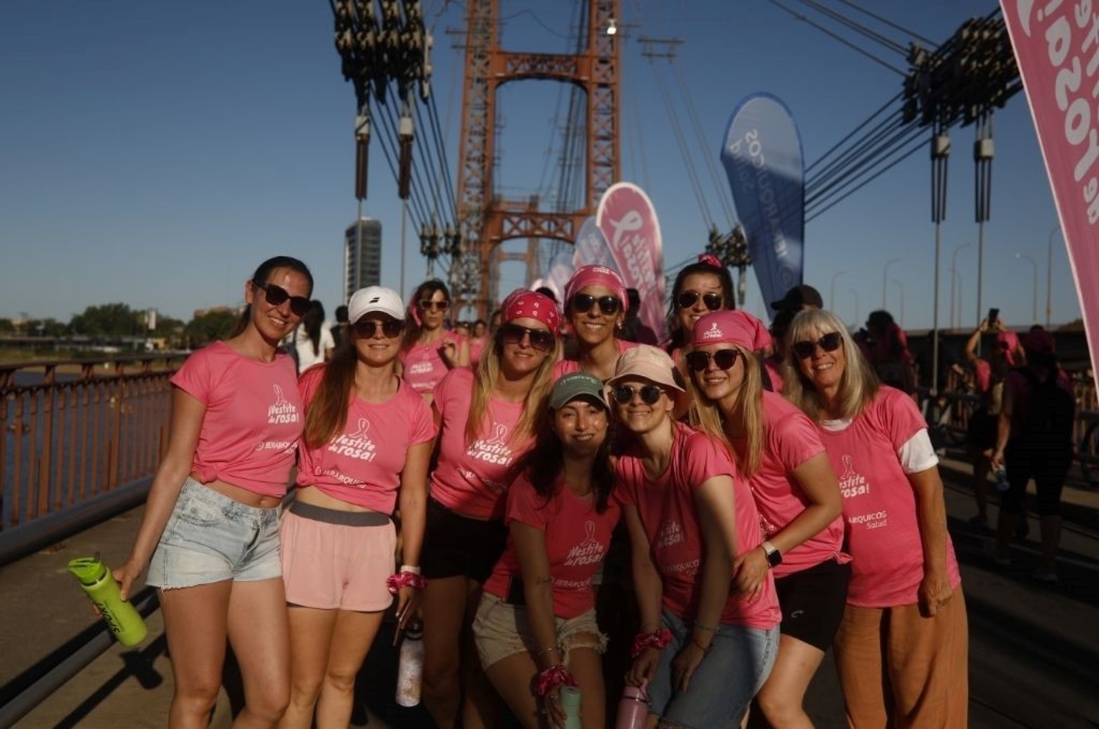 Santafesinos participaron de la jornada “Vestite de Rosa” para promover la detección temprana del cáncer de mama.