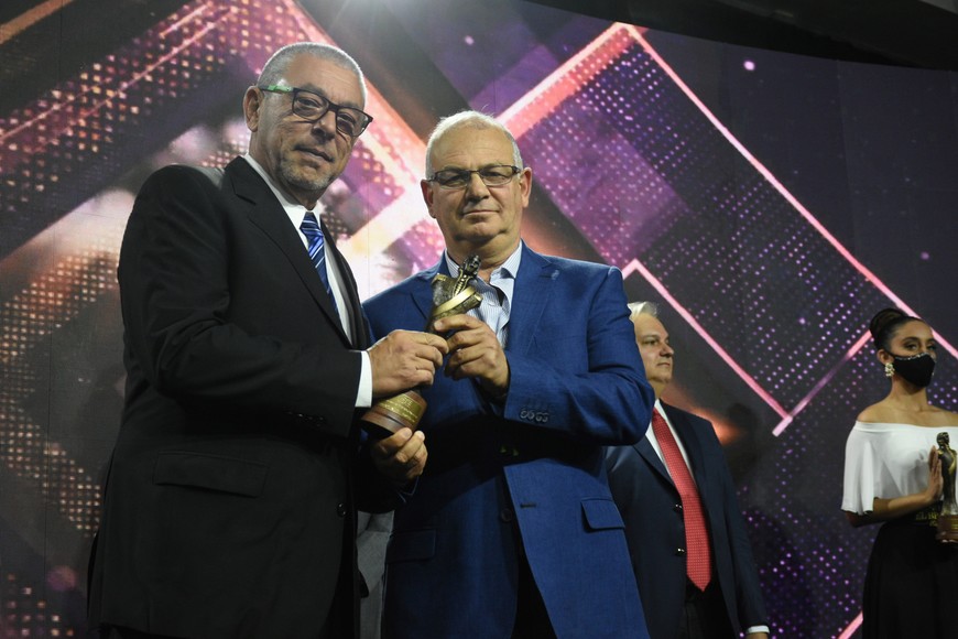 Daniel y Sergio recibiendo El Brigadier, la emblemática distinción de ADE.