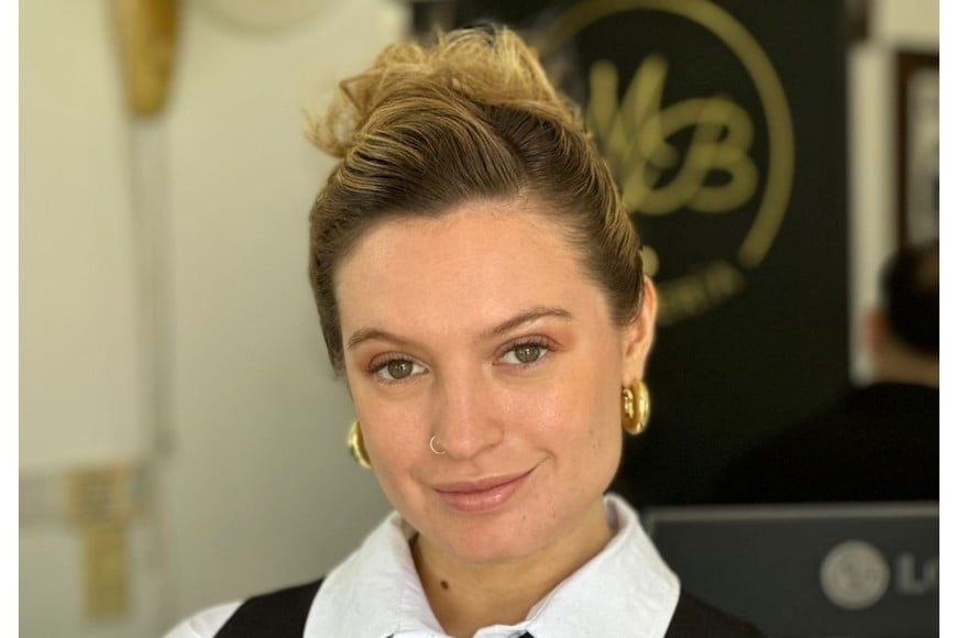 El estilista ofrece atención personalizada y asesoramiento en tendencias capilares.