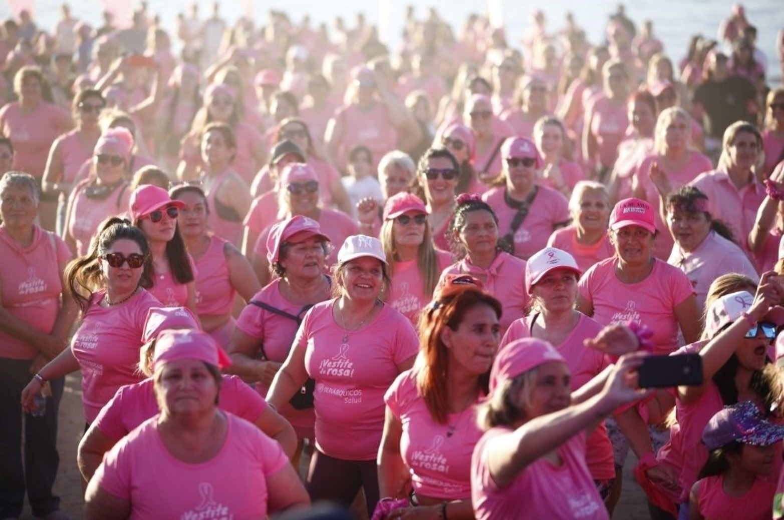 Santafesinos participaron de la jornada “Vestite de Rosa” para promover la detección temprana del cáncer de mama. 