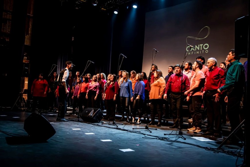 Canto Infinito es un coro de 31 voces jóvenes y adultas de la ciudad de Santa Fe, creado en 2021 por su director, Lucas Suau.  Entrelaza clásicos de cumbia, folclore, rock y pop, con arreglos vocales e instrumentales originales creados por su director y colaboradores.