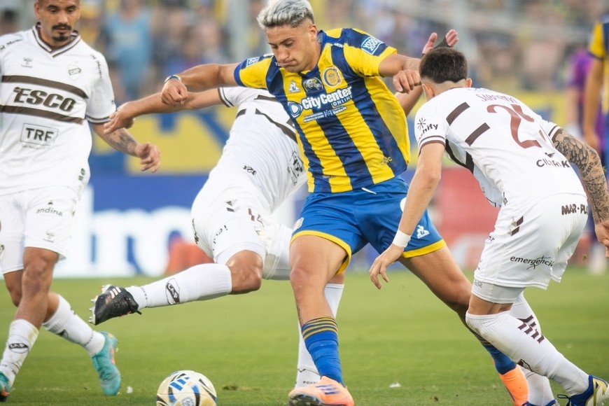 Veliz hizo vibrar a todos los canallas con su gol. Crédito: Prensa Rosario Central