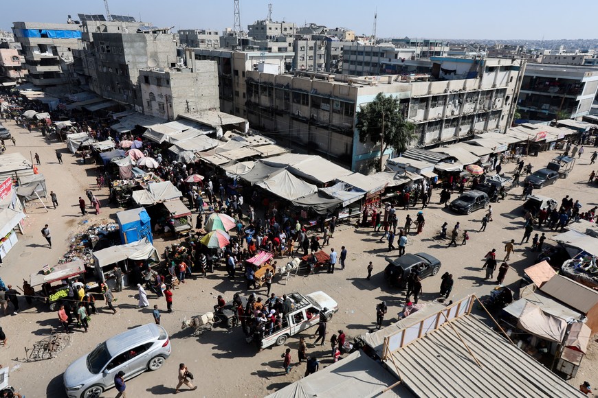 Palestinians shop at a market, amid a ceasefire between Israel and Hamas, in Khan Younis, southern Gaza Strip, October 20, 2025. REUTERS/Ramadan Abed