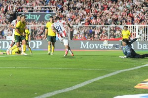 El gol de Colazo, el que impuso el ritmo del juego. Foto: Manuel Fabatía