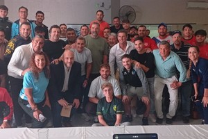 Pizzi compartió su experiencia internacional y conceptos tácticos con entrenadores y jugadores de la Liga Santafesina. Crédito: Gentileza.