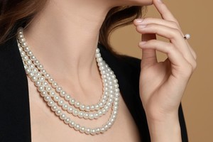 La suavidad del nácar convierte a las perlas en un emblema de elegancia natural.