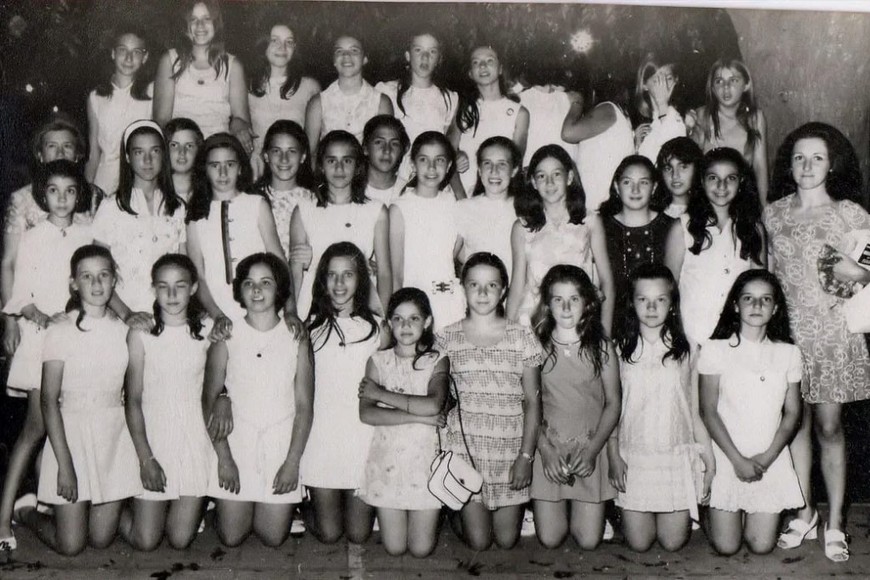 Un brindis por la amistad que nació en la infancia y sigue uniendo generaciones.