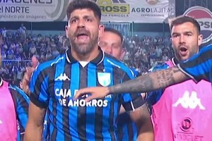 El momento del enojo de Leandro Díaz en Tucumán.