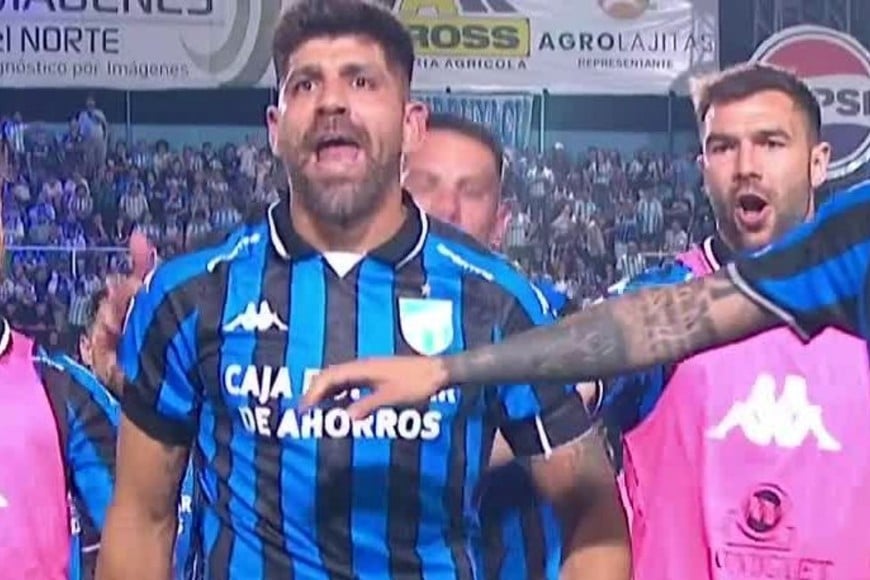 El momento del enojo de Leandro Díaz en Tucumán.