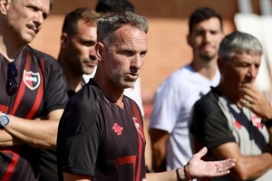 Bernardi ya tuvo un breve paso por el banco “rojinegro” y se desempeñaba como técnico de Reserva.