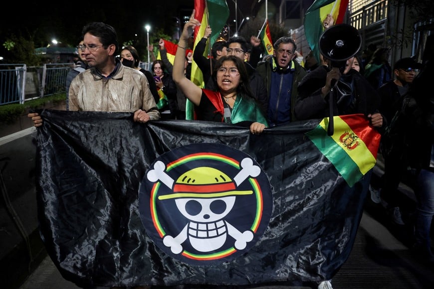 Protestors hold a banner depicting the Straw Hat Pirates' Jolly Roger flag from the series One Piece during a protest demanding an audit of Bolivia's presidential runoff results after preliminary counts showed centrist senator Rodrigo Paz of the Christian Democratic Party (PDC) defeating former President Jorge "Tuto" Quiroga in La Paz, Bolivia, October 20, 2025. REUTERS/Adriano Machado