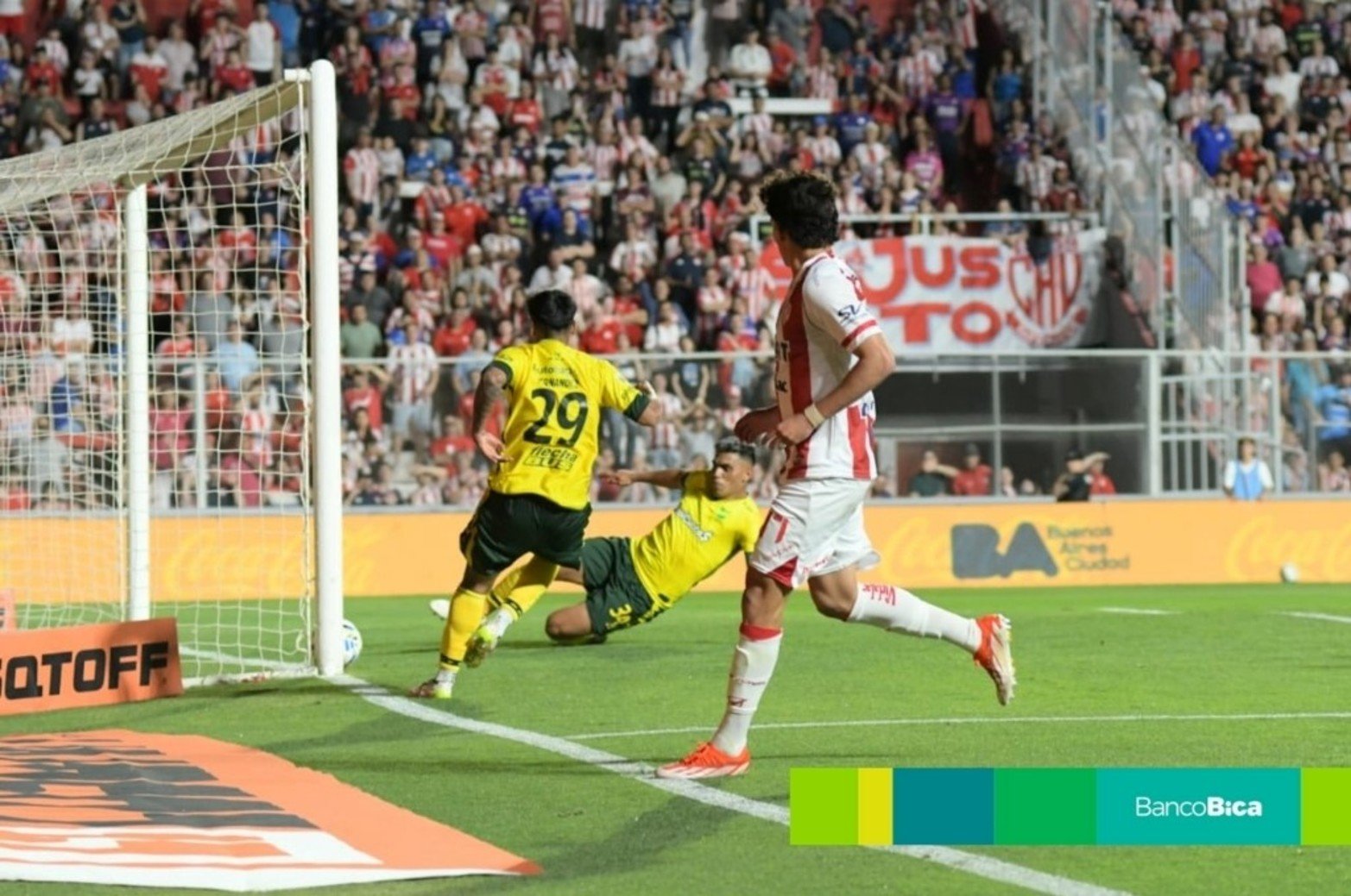 Galería BICA: Unión-Defensa y Justicia. Foto: Manuel Fabatía