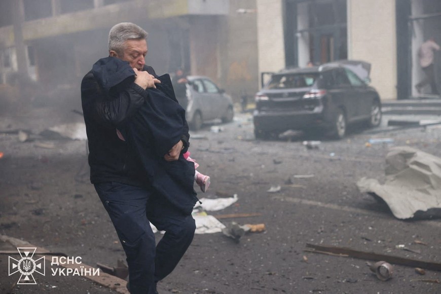 A man evacuates the child from the kindergarten hit by Russian drone strike, amid Russia's attack on Ukraine, in Kharkiv, Ukraine October 22, 2025. Press service of the State Emergency Service of Ukraine/Handout via REUTERS ATTENTION EDITORS - THIS IMAGE HAS BEEN SUPPLIED BY A THIRD PARTY. MUST NOT OBSCURE LOGO.