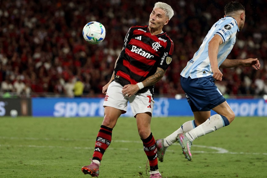 Soccer Football - Copa Libertadores - Semi Final - First Leg - Flamengo v Racing Club - Estadio Maracana, Rio de Janeiro, Brazil - October 22, 2025
Flamengo's Guillermo Varela in action with Racing Club's Adrian Martinez REUTERS/Sergio Moraes