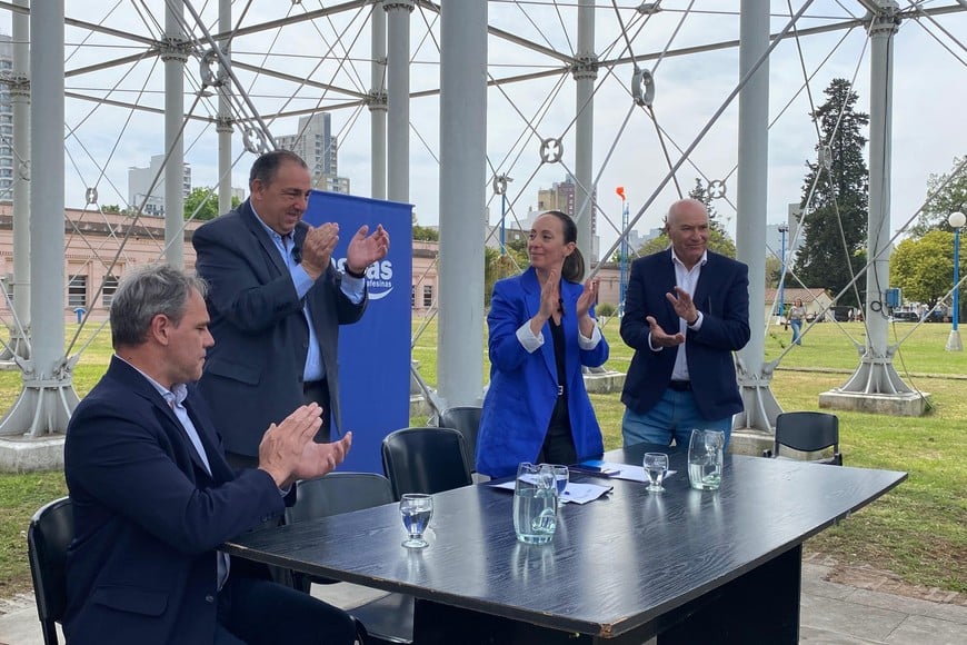 De izquierda a derecha: Cristian Latino (Gerente General de ASSA), Juan Pablo Poletti (Intendente), Renata Ghilotti (Presidente de ASSA), Alfredo Menna (vicepresidente) y Dario Boscarol (Director de ASSA). ASSA.