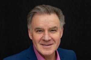 Philip Salmon, tenor británico, dedicado al canto, la enseñanza y la investigación.