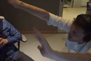 Poncharon la cabina de relatores en medio de un partido de Champions League y hubo enojo