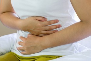 El abdomen es una de las zonas del cuerpo donde el dolor puede tener muchas causas posibles,