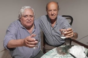 Rogelio Alaniz junto al teniente coronel retirado Osvaldo Izaguirre. Un significativo abrazo, medio siglo después.