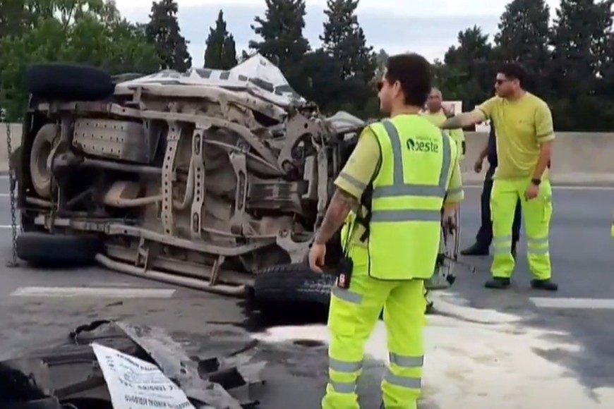 Tras el impacto, la camioneta perdió el control y volcó sobre la autopista.