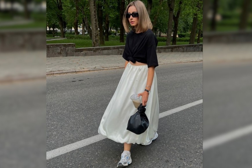 La falda globo se convierte en la pieza clave de un armario cápsula primaveral.