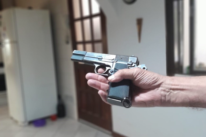 "Esa pistola, ahora apoyada en la mesa, al lado de una copa de vino, me salvó la vida" (Rogelio Alaniz).