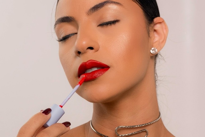 El rojo clásico regresa con un toque cálido y satinado, perfecto para noches elegantes.