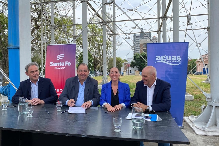 De izquierda a derecha: Cristian Latino (Gerente General de ASSA), Juan Pablo Poletti (Intendente), Renata Ghilotti (Presidente de ASSA), Alfredo Menna (vicepresidente) y Dario Boscarol (Director de ASSA). ASSA.