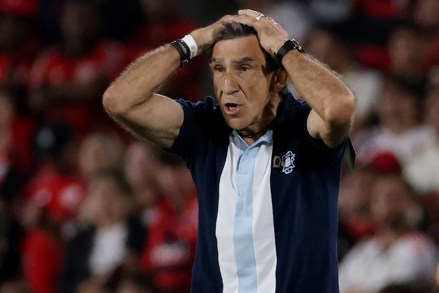 Soccer Football - Copa Libertadores - Semi Final - First Leg - Flamengo v Racing Club - Estadio Maracana, Rio de Janeiro, Brazil - October 22, 2025
Racing Club coach Gustavo Costas reacts after their first goal was disallowed REUTERS/Sergio Moraes