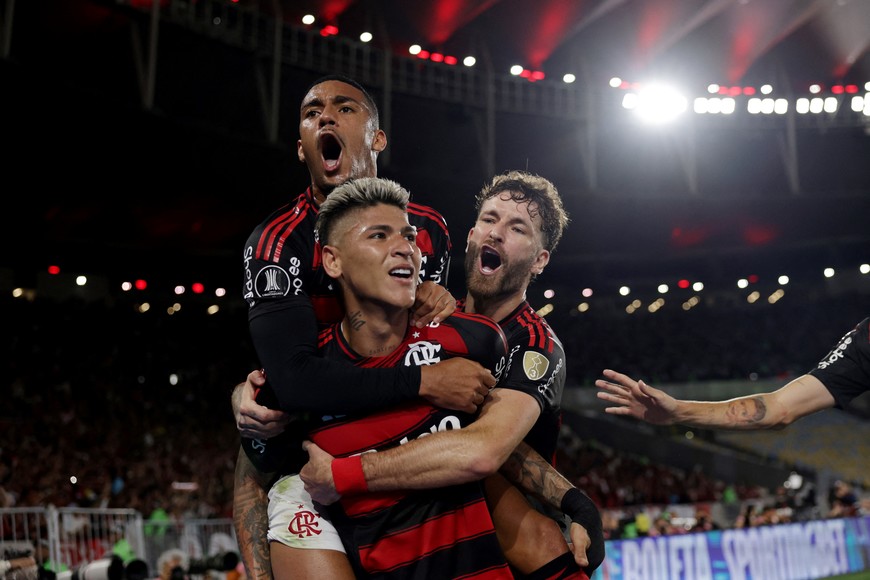 Soccer Football - Copa Libertadores - Semi Final - First Leg - Flamengo v Racing Club - Estadio Maracana, Rio de Janeiro, Brazil - October 22, 2025
Flamengo's Jorge Carrascal celebrates scoring their first goal with Samuel Lino and Leo Pereira REUTERS/Ricardo Moraes
