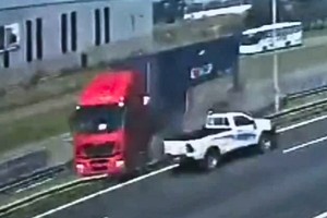 La cámara vial captó el momento exacto del cruce fatal del camión.