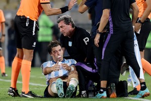 Soccer Football - Copa Libertadores - Semi Final - First Leg - Flamengo v Racing Club - Estadio Maracana, Rio de Janeiro, Brazil - October 22, 2025
Racing Club's Santiago Sosa receives medical attention after sustaining an injury REUTERS/Sergio Moraes