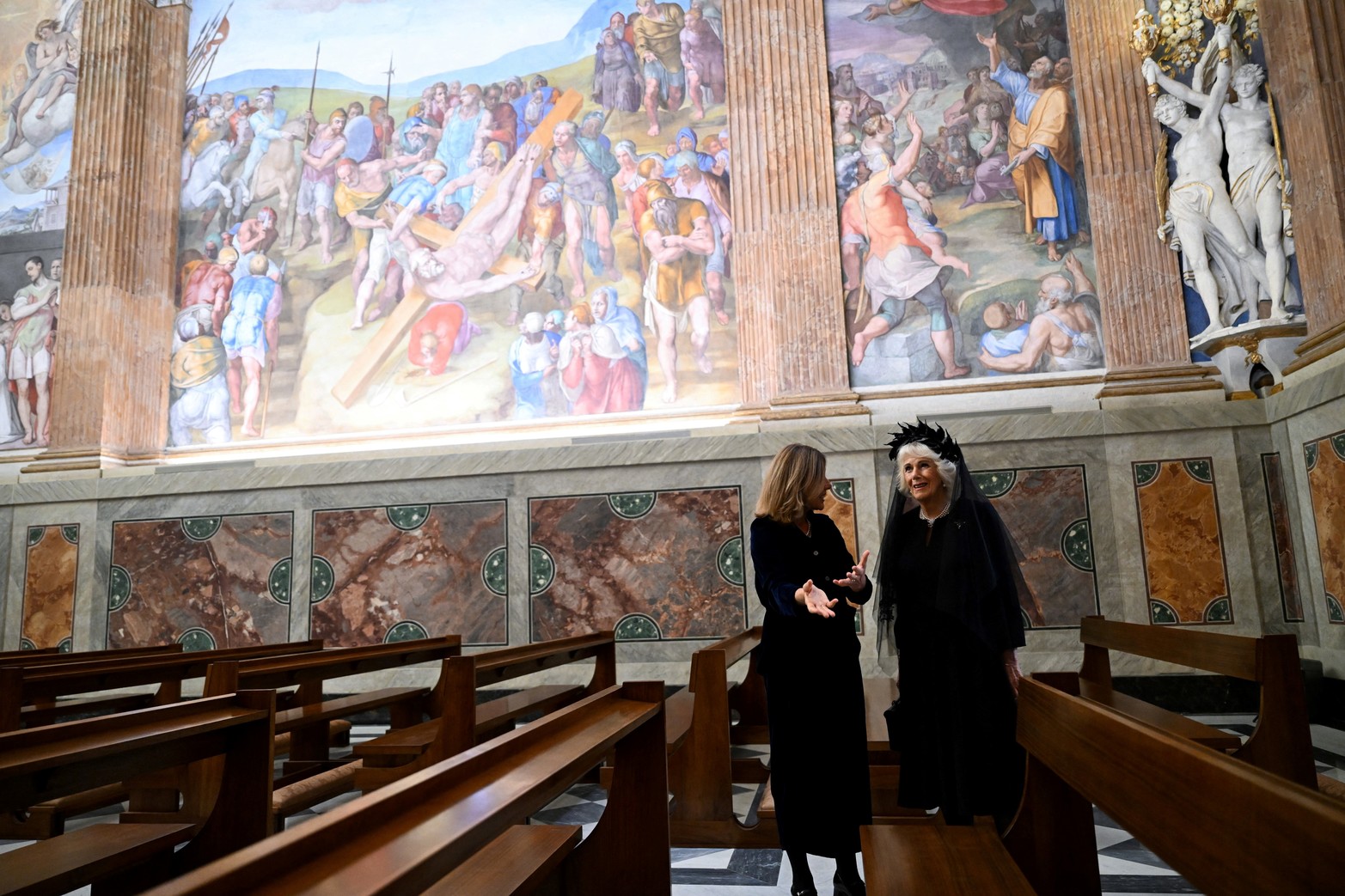 La reina Camila también visitó la Capilla Paulina, en El Vaticano.