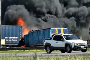 El contenedor en llamas y la columna de humo negro sobre la traza del ramal Campana.