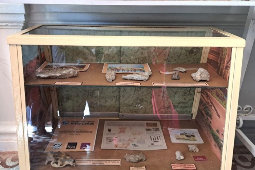 Los objetos hallados exhibidos en el Centro Cultural. Foto: Municipalidad de Villa Cañás.