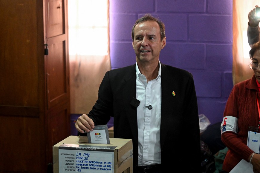 Conservative Bolivian former President Jorge "Tuto" Quiroga, presidential candidate for the Alianza Libre Coalition, casts his vote during the runoff election in La Paz, Bolivia, October 19, 2025. REUTERS/Claudia Morales