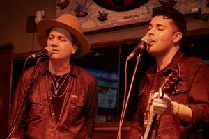 Gonzalo Villarino (aquí con Ike Parodi) se presenta en Tribus. Foto: Gentileza producción