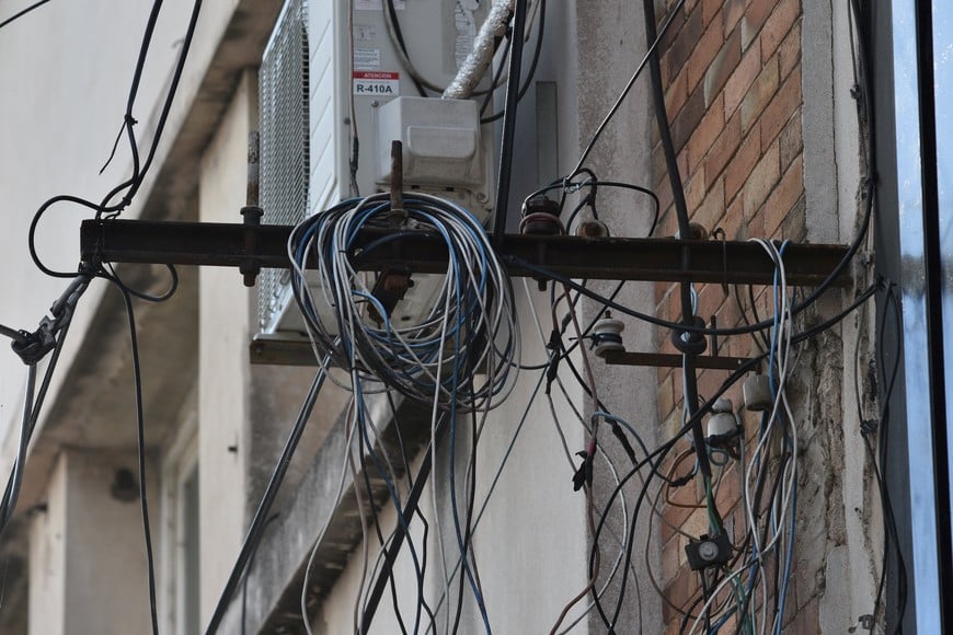Un viejo rollo de cable de telefonía sobre una vivienda. Crédito: Guillermo Di Salvatore