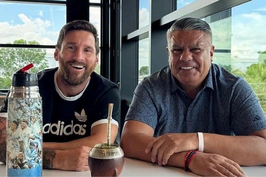 Lionel Messi, detrás de Leones FC, y Claudio "Chiqui" Tapia, presidente de la AFA.