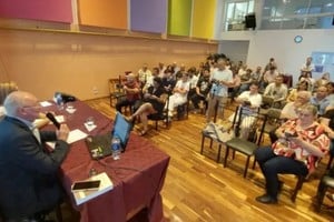 La exposición del Dr. Zehnder se fundamentó en datos técnicos. Foto: Manuel Mudry