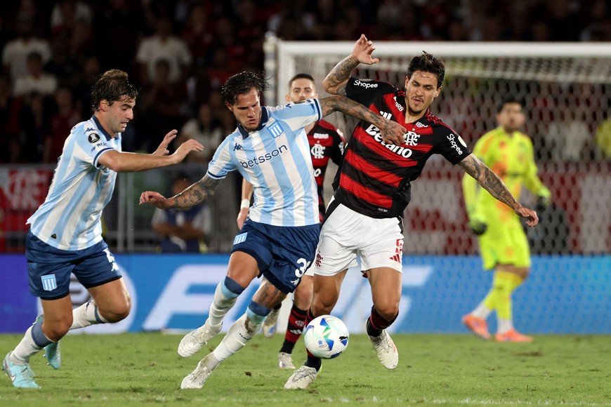 Soccer Football - Copa Libertadores - Semi Final - First Leg - Flamengo v Racing Club - Estadio Maracana, Rio de Janeiro, Brazil - October 22, 2025
Flamengo's Pedro in action with Racing Club's Bruno Zuculini REUTERS/Sergio Moraes
