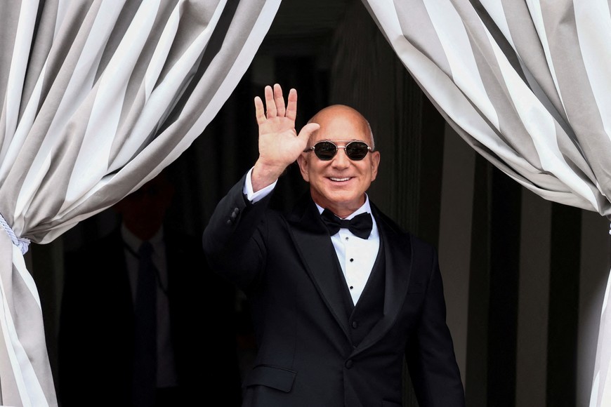 Amazon founder Jeff Bezos leaves Aman Venice hotel, on the second day of the wedding festivities of Bezos and journalist Lauren Sanchez, in Venice, Italy, June 27, 2025. REUTERS/Yara Nardi
     TPX IMAGES OF THE DAY