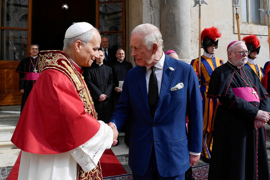 Pope Leo XIV shakes hands with Britain's King Charles, following an ecumenical service led by Pope Leo XIV and Archbishop of York Stephen Cottrell in a historic first joint act of worship between an English monarch and a Pope in 500 years, at the Vatican October 23, 2025. Vatican Media/Handout via REUTERS ATTENTION EDITORS – THIS IMAGE WAS PROVIDED BY A THIRD PARTY.