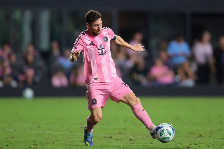 Oct 11, 2025; Fort Lauderdale, Florida, USA; Inter Miami CF forward Lionel Messi (10) dribbles the ball against Atlanta United during the first half at Chase Stadium. Mandatory Credit: Sam Navarro-Imagn Images